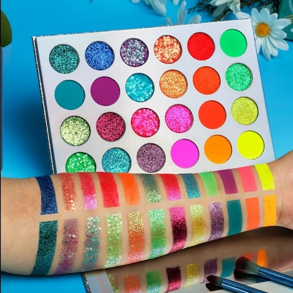 DBAA glow in the dark eyeshadow palettes - Picture 5 of 7